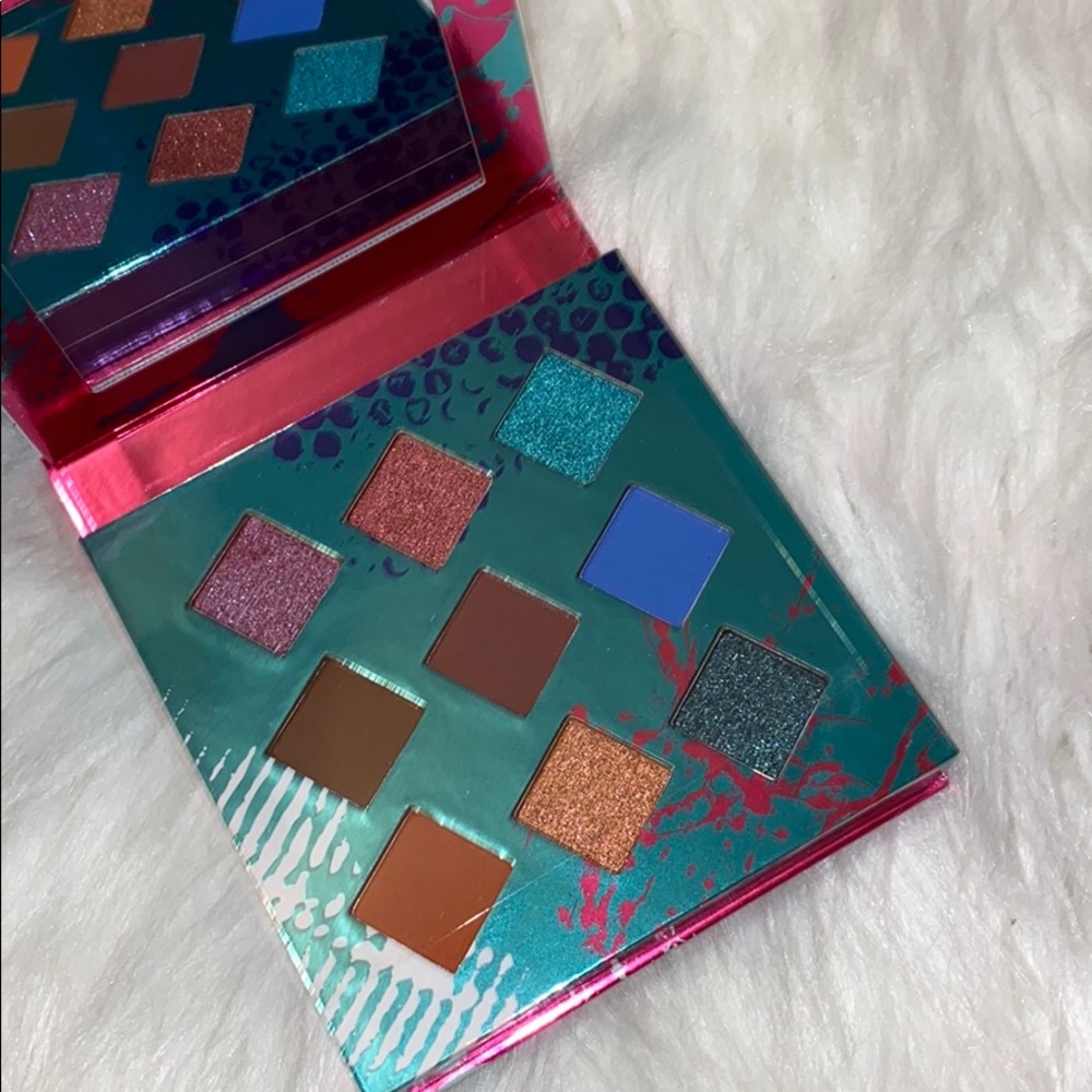 Living in color eyeshadow palette